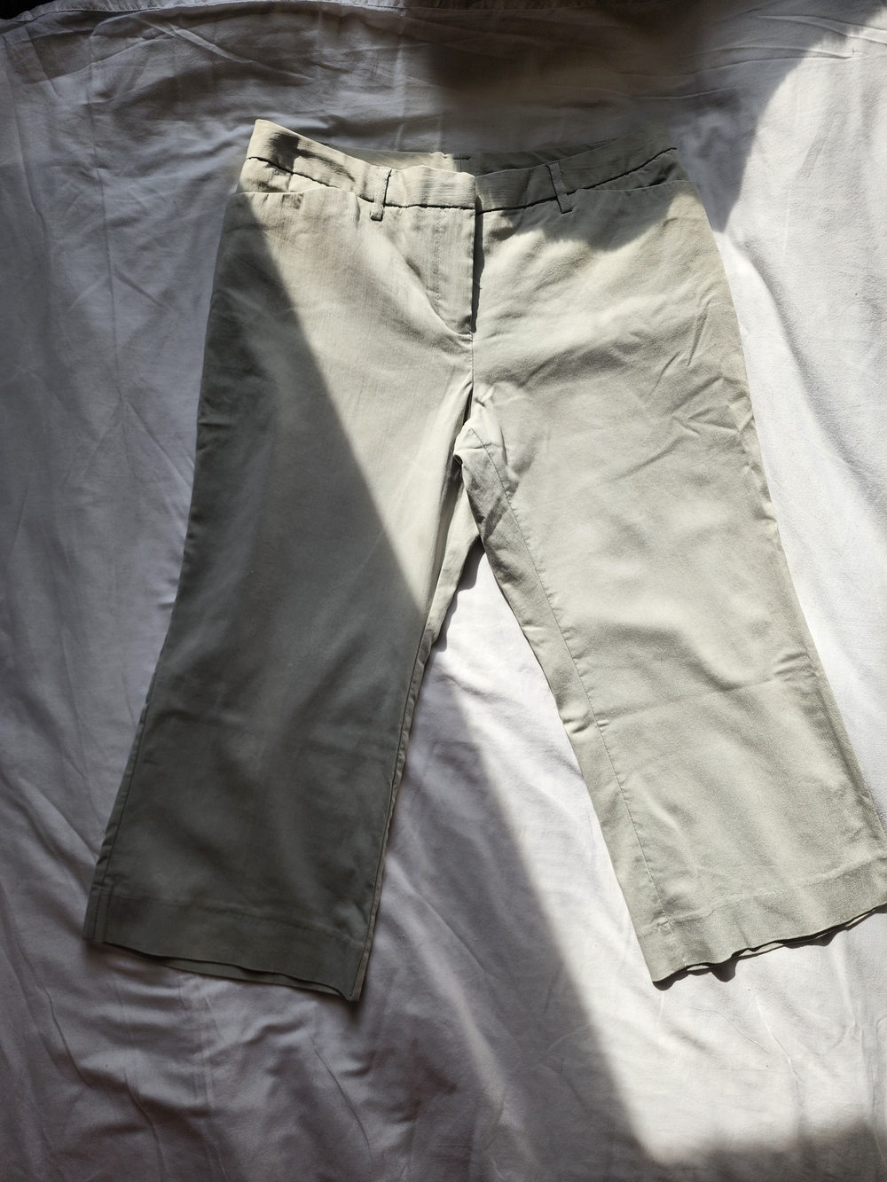 Medium Cool Toned Light Grey Casual Capri Pants